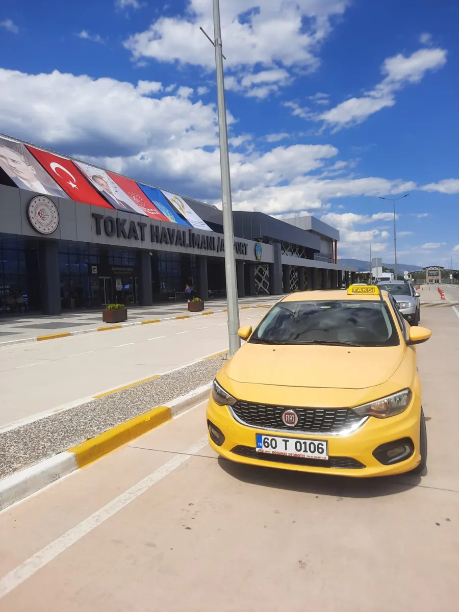 Tokat Havalimanı terminali önünde Beybağı Taksi aracı