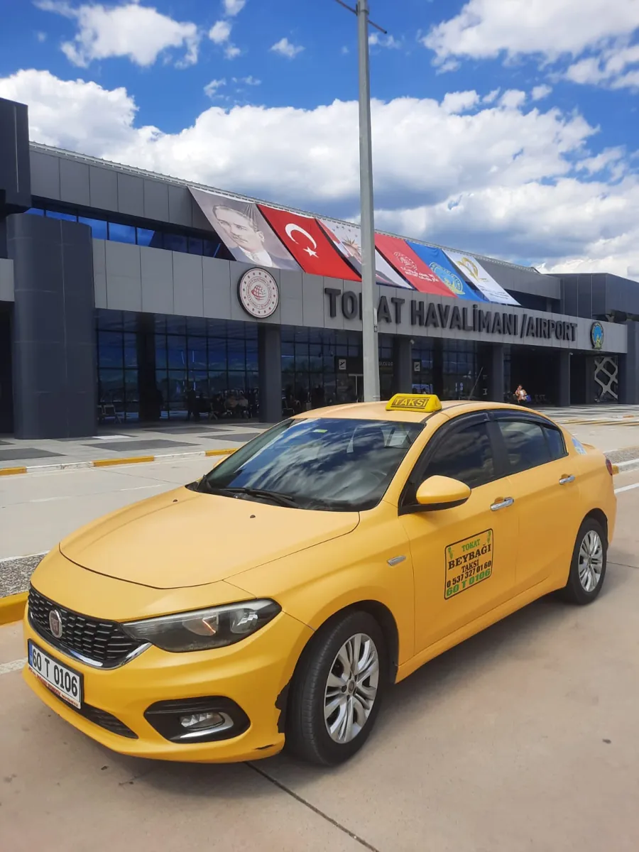 Beybağı Taksi aracı Tokat Havalimanı girişinde