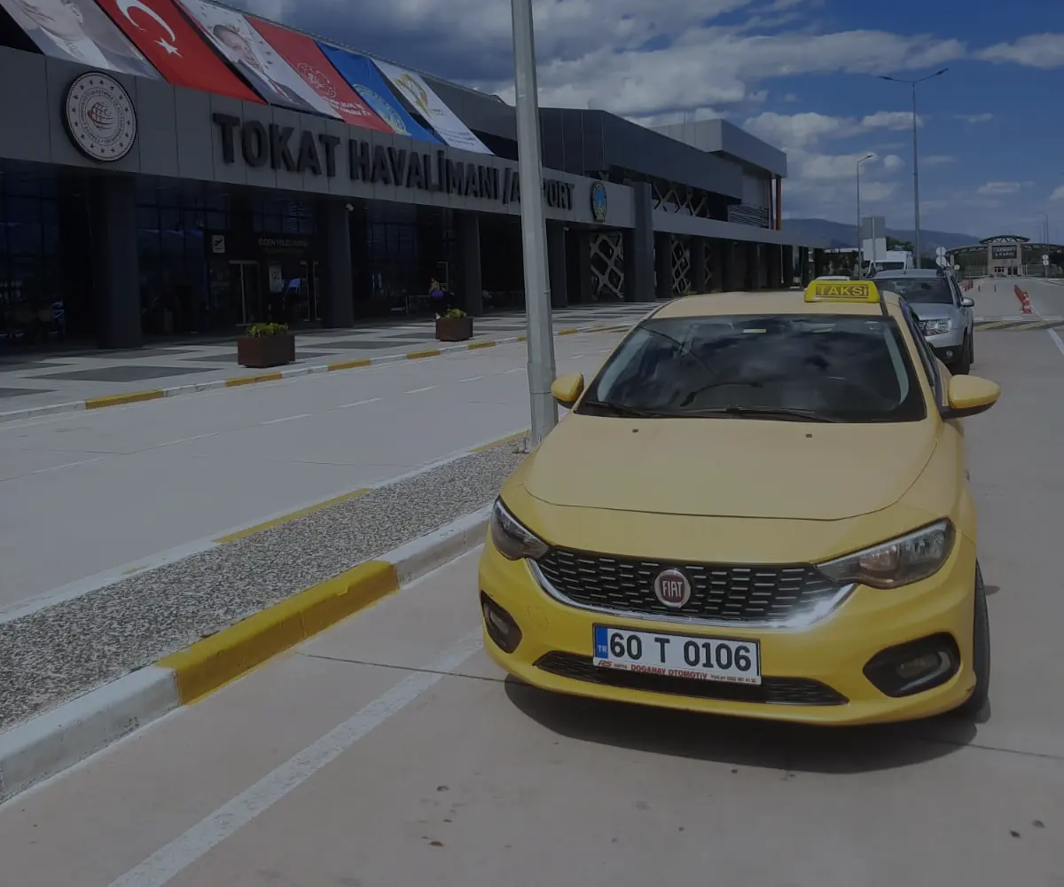 Tokat Havalimanı terminali önünde Beybağı Taksi aracı