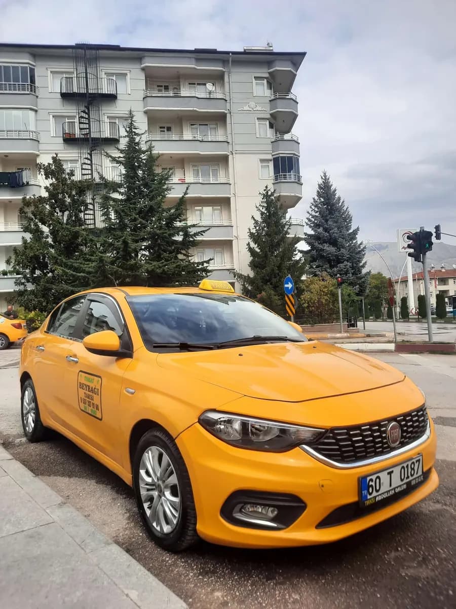 Beybağı Taksi aracı Tokat'ta bir cadde üzerinde