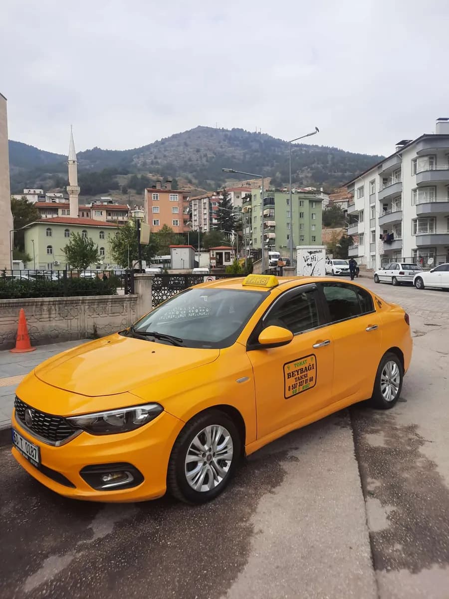 Tokat manzarası önünde Beybağı Taksi aracı