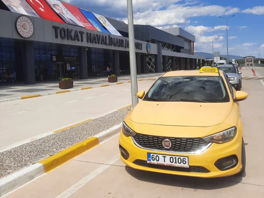 Tokat Havalimanı terminali önünde bekleyen Beybağı Taksi aracı